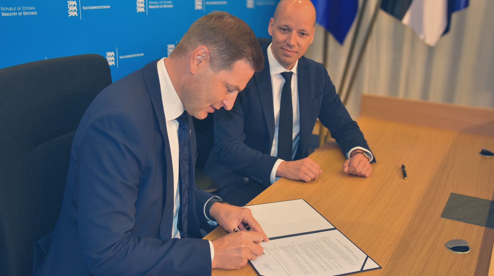 Estonian Minister of Defence Hanno Pevkur and Gundbert Scherfsigning a joint statement to affirm a shared commitment to advancing Estonia's defence capabilities