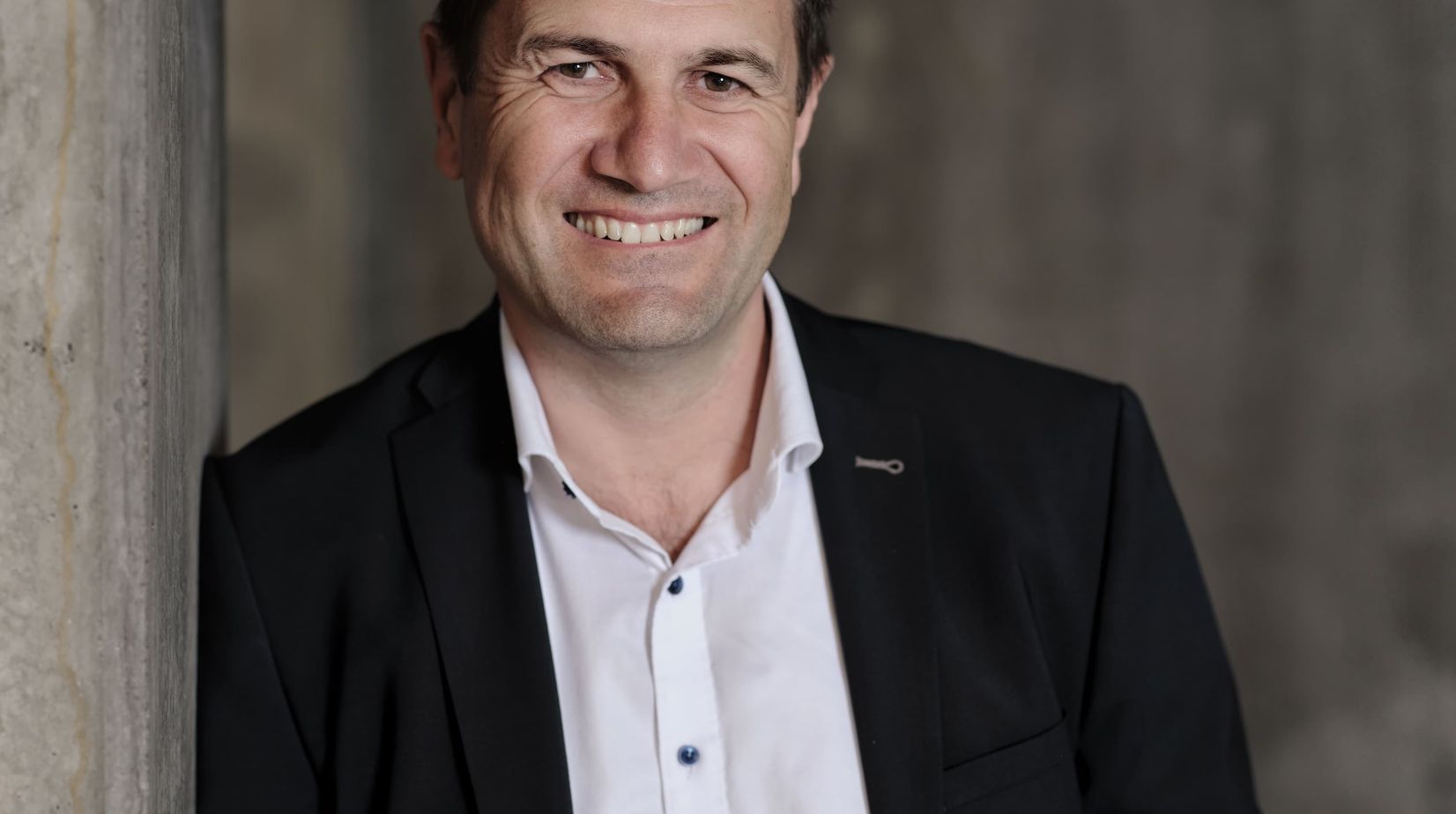 A portrait photo of Wolfgang Gemmel of Helsing